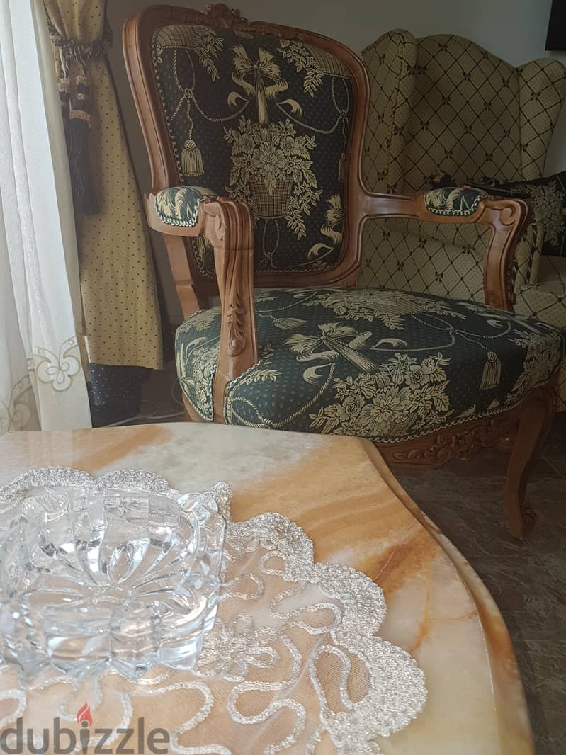 Classic Antique couches with table -- الكراسي الكلاسيكية مع طاولات 1