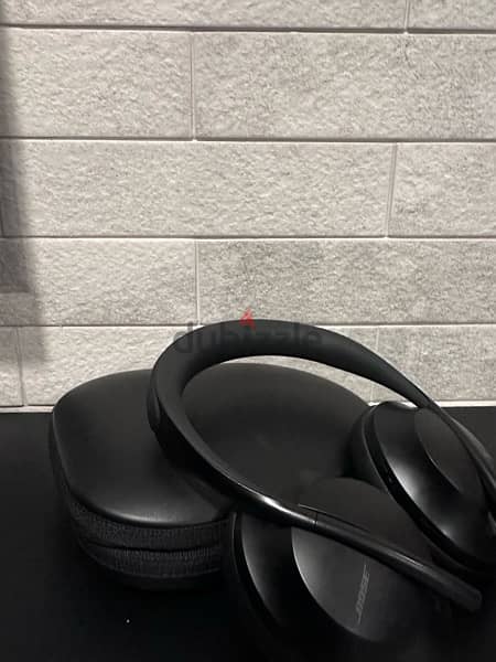 Bose 700 Headset 2