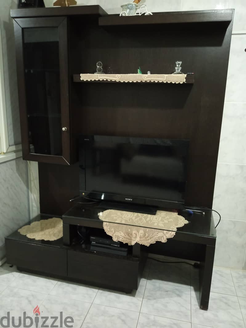 vetreen for tv very good condition فاترين للتلفيزيون بحالة ممتازة 0