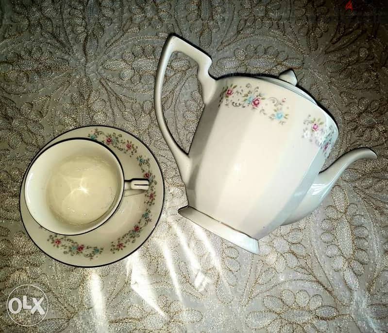 6 tea cups with sugar pot and tea-pot 0