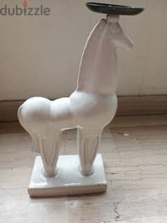حصان أبيض طول 46cm عرض 22cm 0