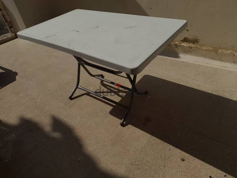 طاولة بيضاء قوي ومتين قاعدة حديد 0