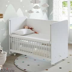 Wheeled Rocking Mother's Side Wooden Baby Bed With Dresser