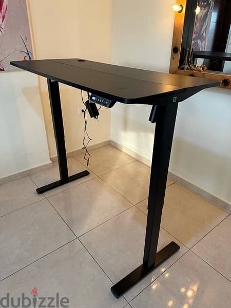 Adjustable Standing desk طاولة مكتب 1