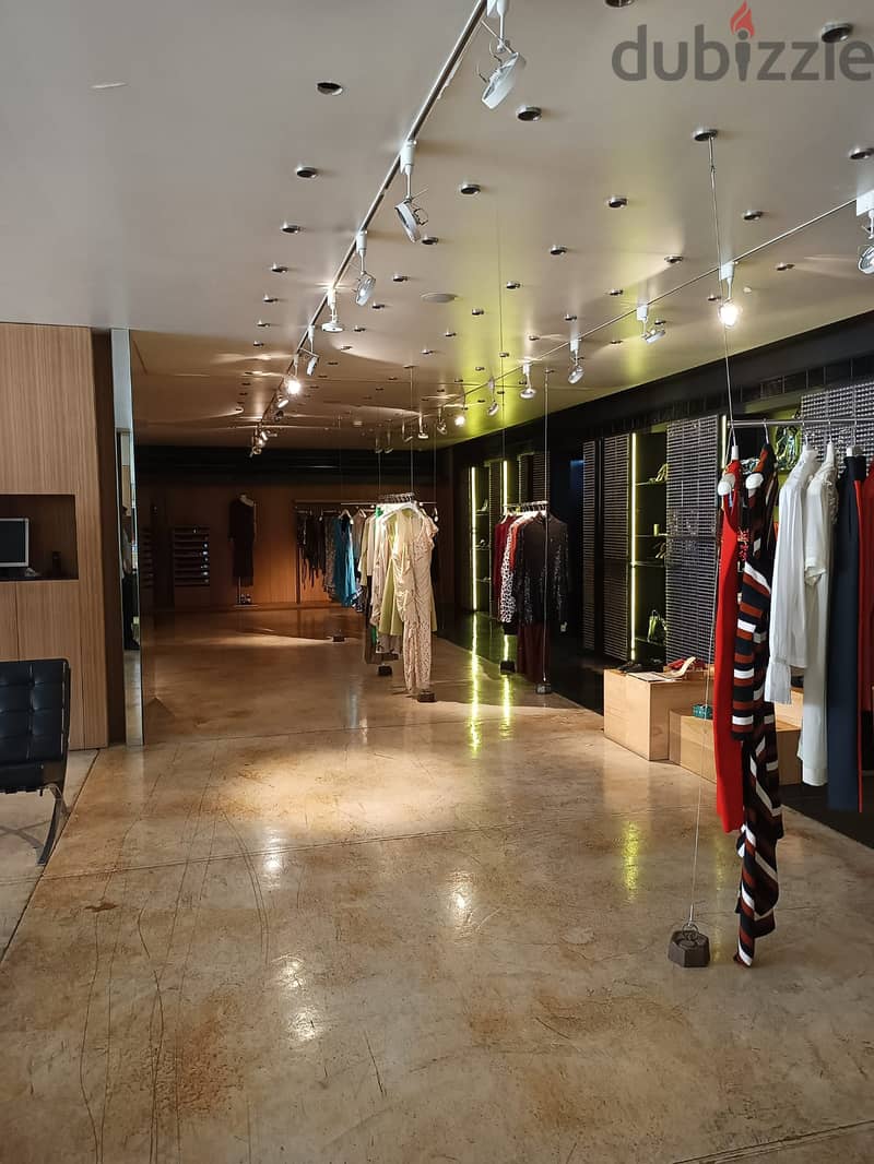 760m² boutique+ 500m²basement + offices GF store for rent in Down town 3
