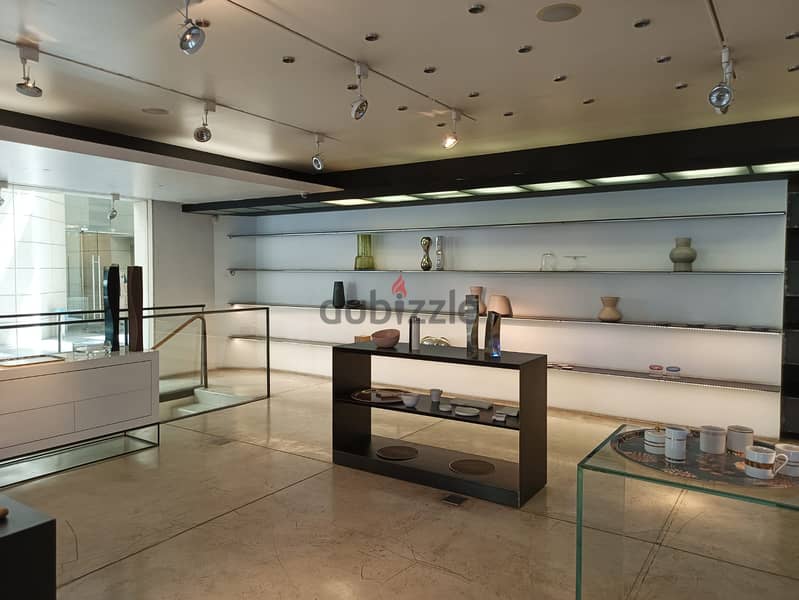 760m² boutique+ 500m²basement + offices GF store for rent in Down town 10