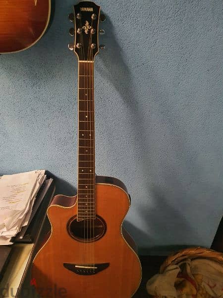 Yamaha electro acoustic guitar lefthanded 4