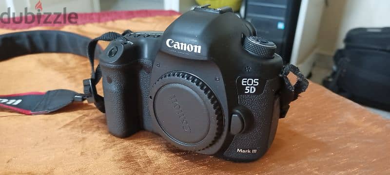 canon 5d mark 3 body only+ charger+ battery 1