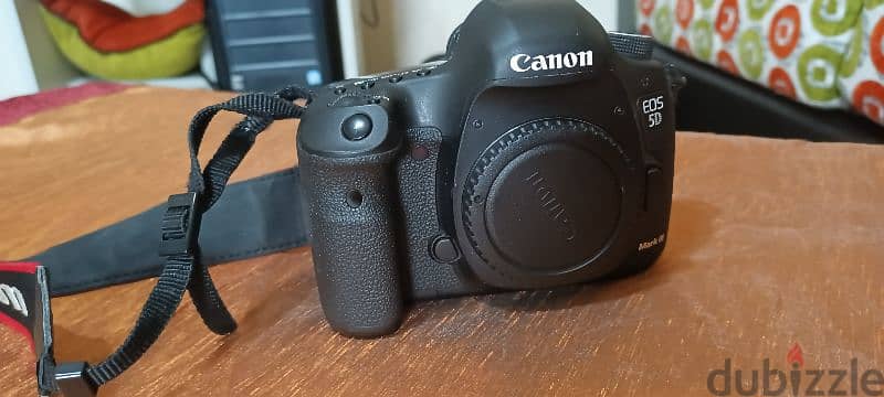 canon 5d mark 3 body only+ charger+ battery 4