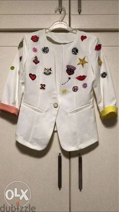 blazer blanc avec badge