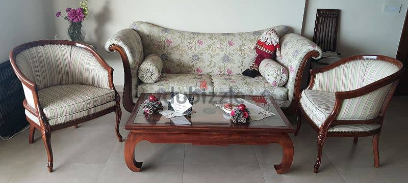 full salon with table & 2 consoles 2