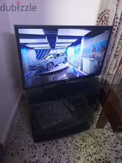 Samsung TV 32' + table for sale ( without remote )