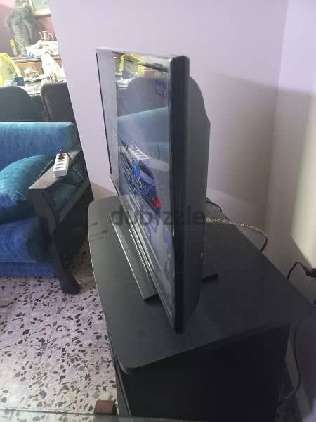 Samsung TV 32' + table for sale ( without remote ) 2