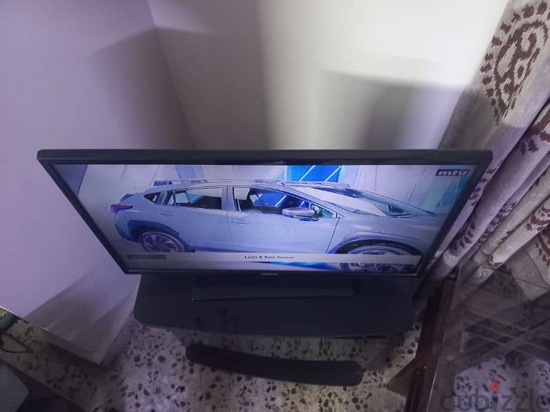 Samsung TV 32' + table for sale ( without remote ) 4