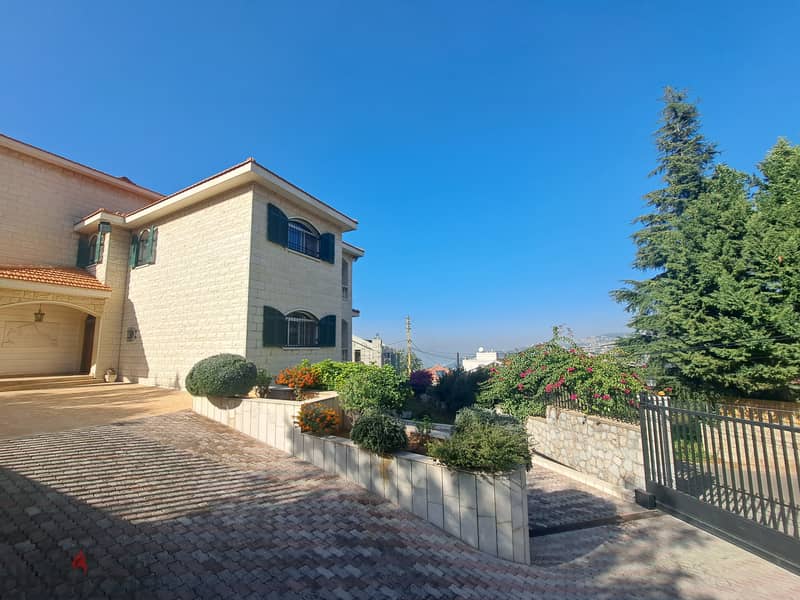 Amazing Villa with pool for sale in Ain Aar!فيلا رائعة مع مسبح للبيع 13