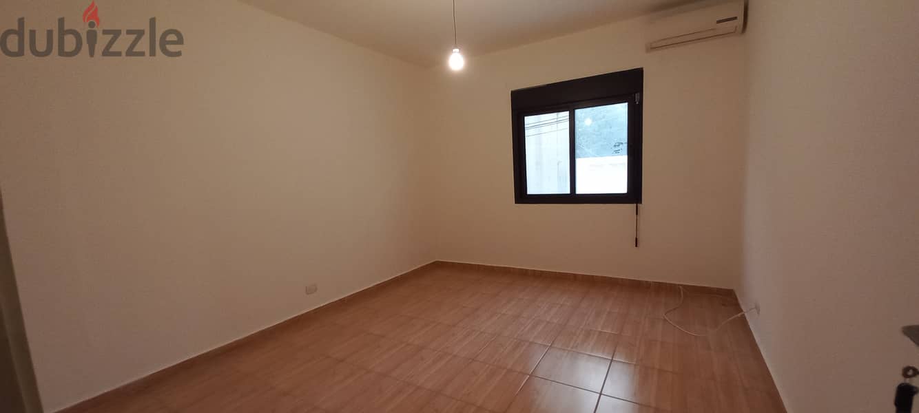 Suitable apartment in Jal El Dib street for rentشقة مناسبة للإيجار 4