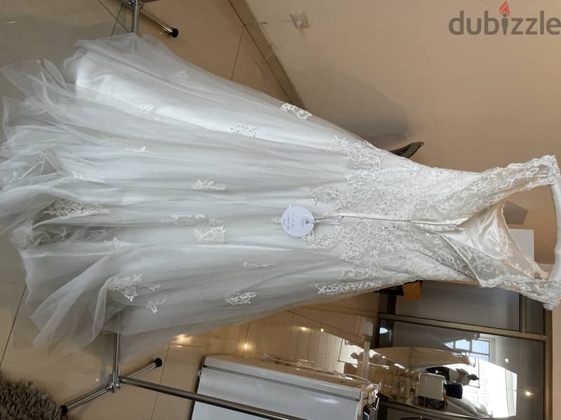 Liquidation! 35 Brand wedding dresses in bulk. تصفية! 4