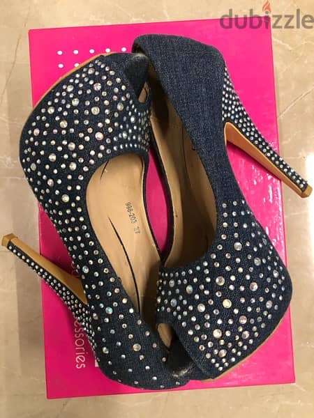 high heel shoes; size 37, jeans 3