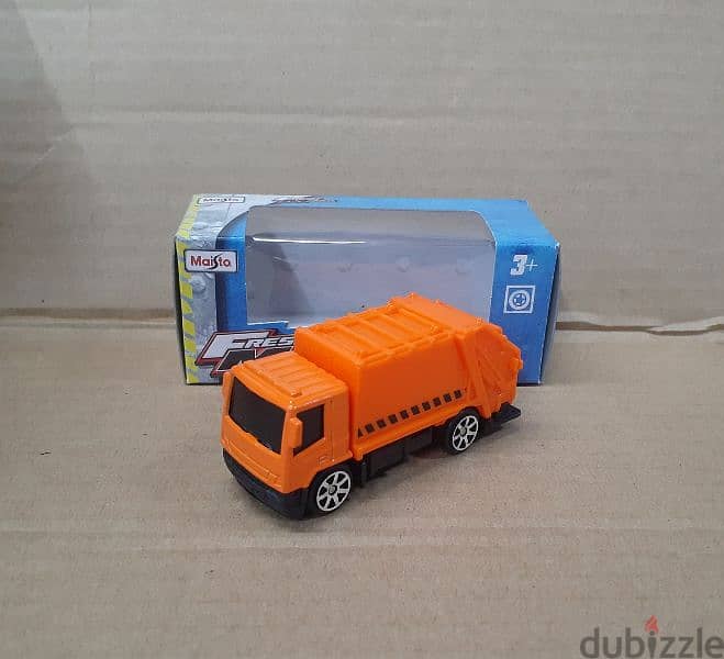 Maisto diecast car model 1;64. 12