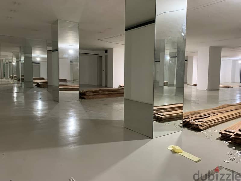 A 2200 m2 showroom for rent in Dbayeh - صالة عرض للإيجار في ضبية 2