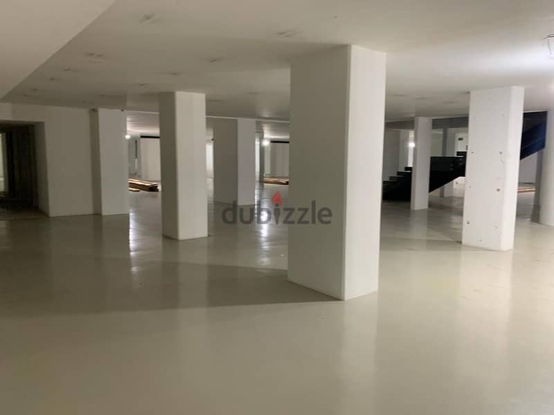 A 2200 m2 showroom for rent in Dbayeh - صالة عرض للإيجار في ضبية 3