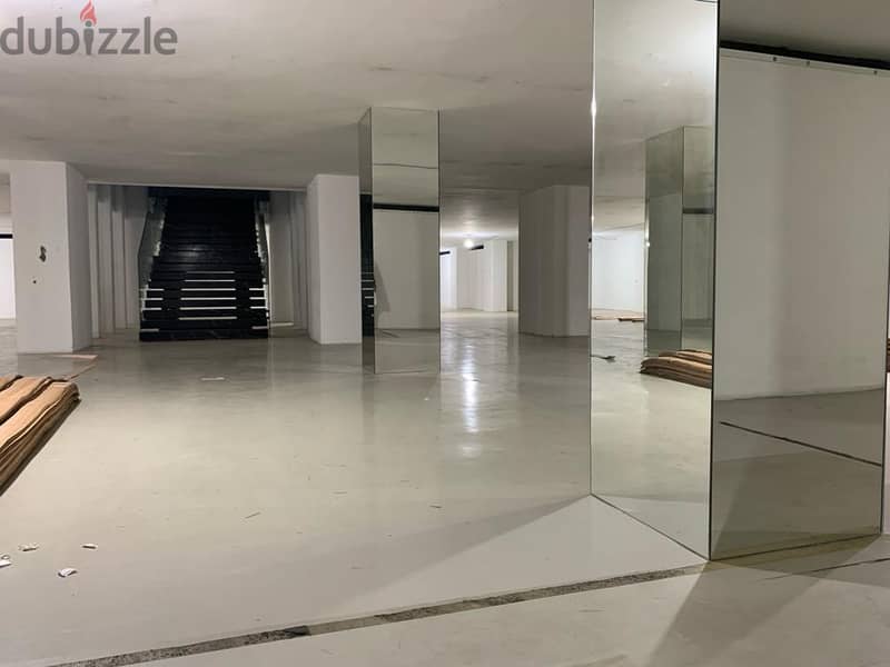 A 2200 m2 showroom for rent in Dbayeh - صالة عرض للإيجار في ضبية 4