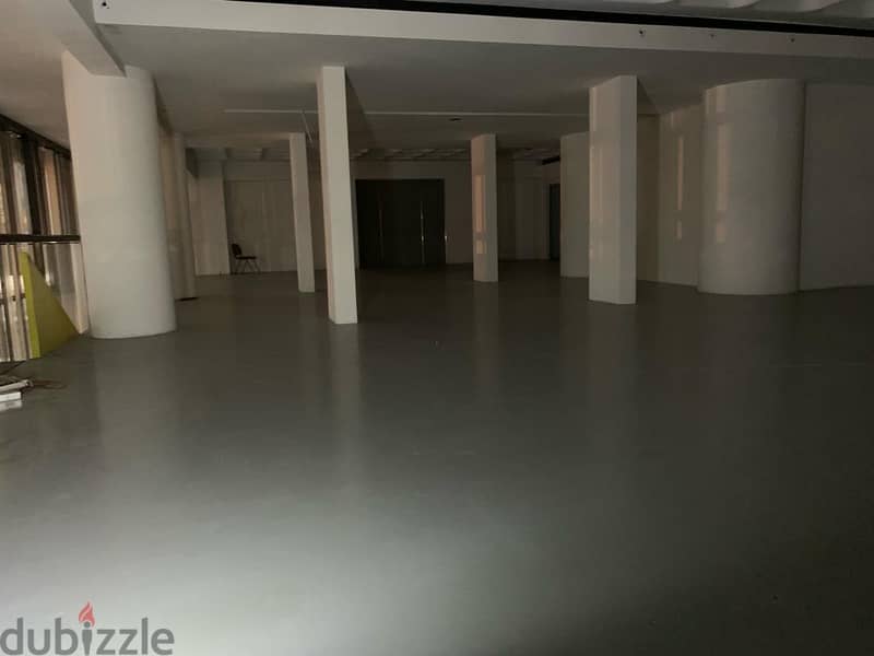 A 2200 m2 showroom for rent in Dbayeh - صالة عرض للإيجار في ضبية 7