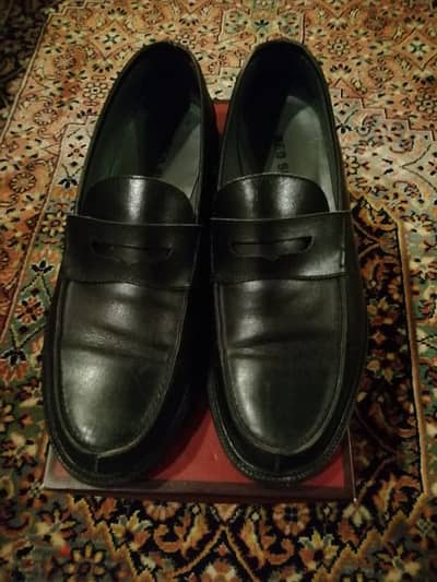 black shoes from red shoes