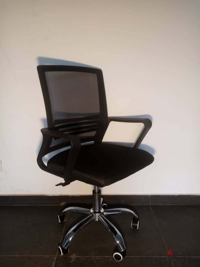 $كرسي مكتب مريح جدا متوفر باللون الأسود السعر الخاص 52 3
