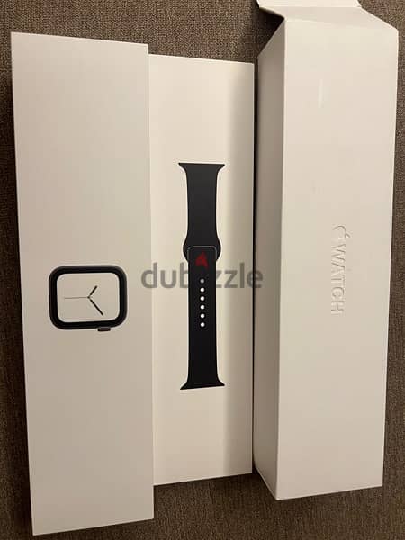 apple watch series 4 with cracked screen 1