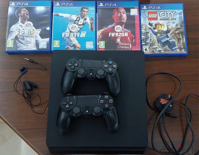 PS4 Slim 1 TB and 2 controllers 0