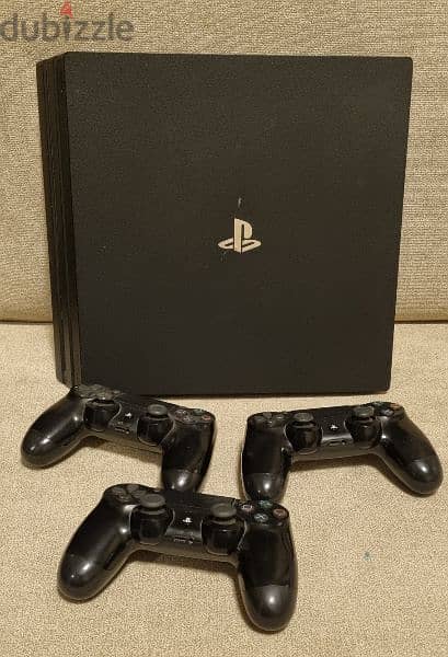 SONY PS4 PRO with 3 original controllers+ FiFa 17 + FiFa 22 3