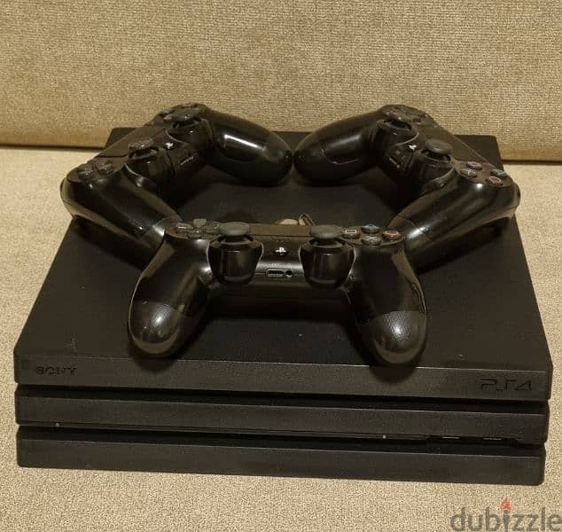 SONY PS4 PRO with 3 original controllers+ FiFa 17 + FiFa 22 4