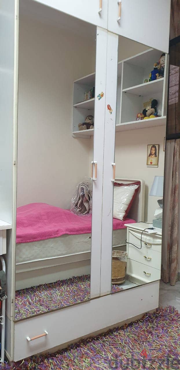 Bed, side table & Closet 4