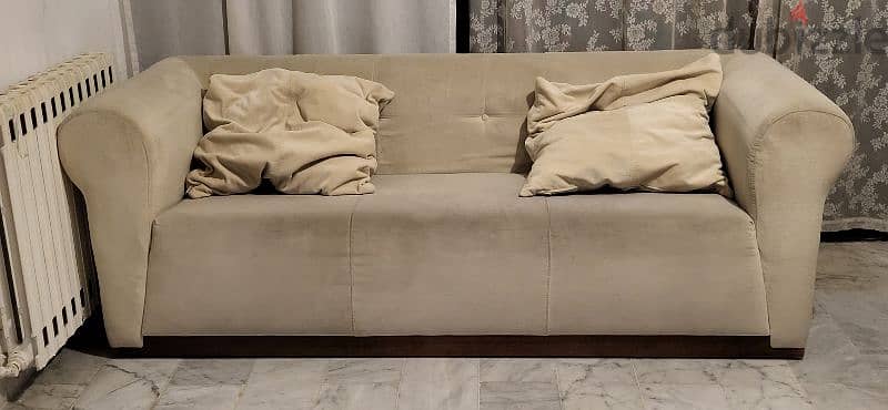 Sofa 2m (L) by 0,75m (H) 0