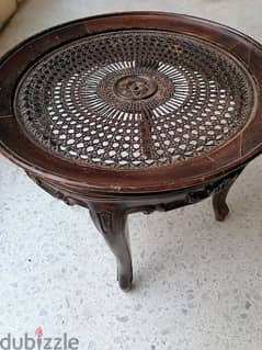 طاولة قديمة مصنوعة يدويًا من الأشياء القديمة المهمة جدًا