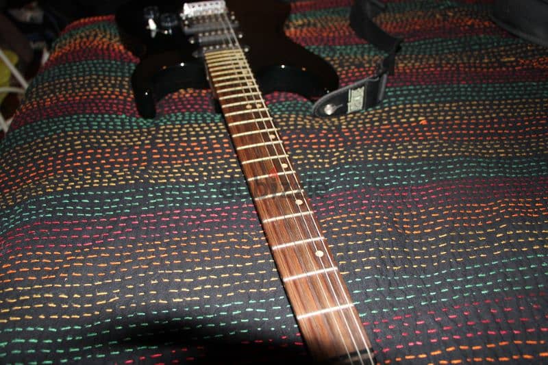 Electric guitar - Bucklay by Washburn 3