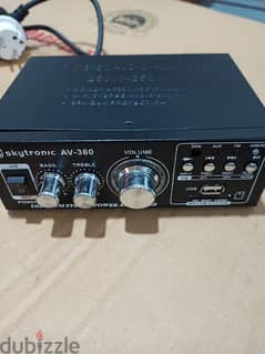 amplifier like new still in good condition