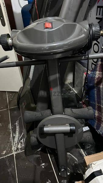 Treadmill like new with screen price 175$ 03320036 4