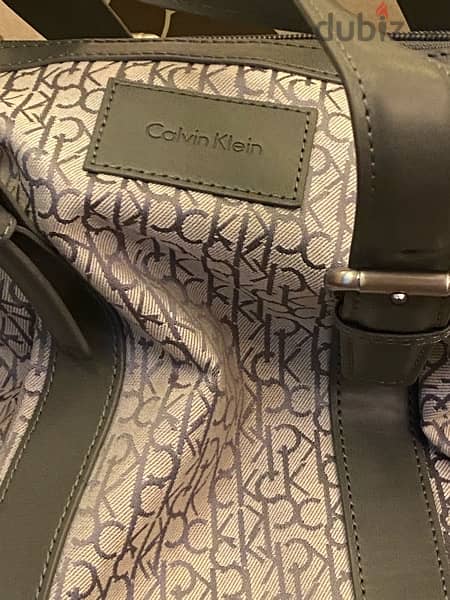 Calvin Klein Hand Bag can Be adjusted to a Shoulder Bag 2