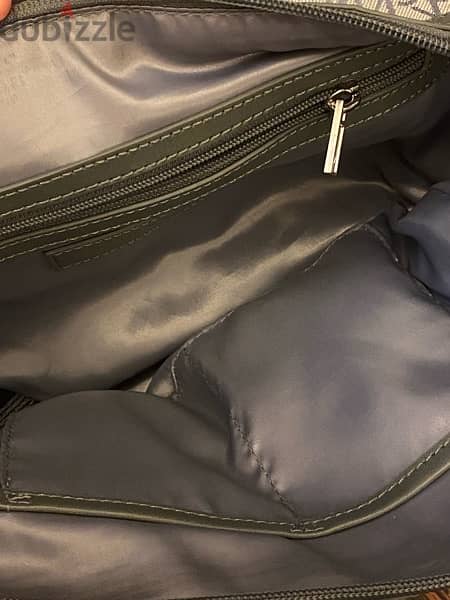 Calvin Klein Hand Bag can Be adjusted to a Shoulder Bag 3