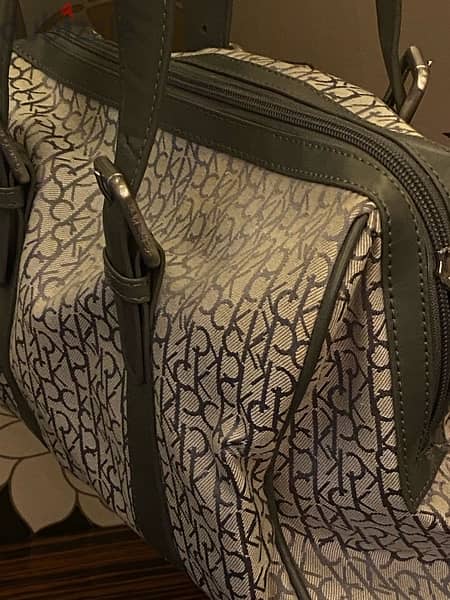Calvin Klein Hand Bag can Be adjusted to a Shoulder Bag 4