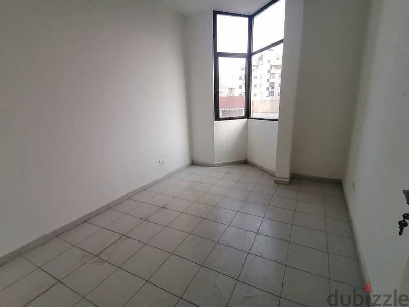 L08612-4-Rooms Office for Sale in Bouchrieh - Cash!! 5