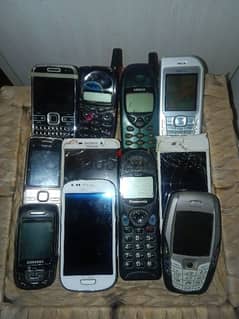 مجموعة هواتف قديمة معطّلة بحاجة لصيانة ومجموعة شارجات واكسسوارات قديمة