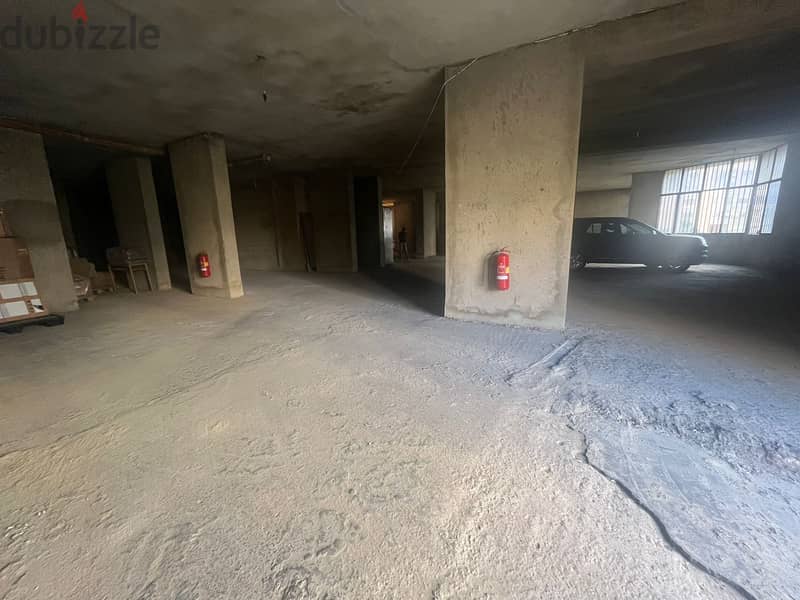 Large warehouse for sale in sakiet al-janzeerمستودع كبير للبيع في ساقي 1