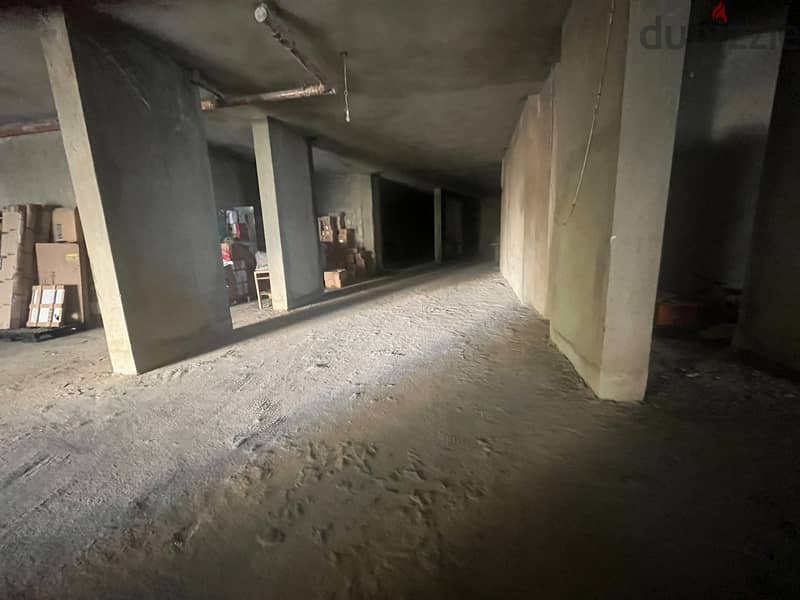 Large warehouse for sale in sakiet al-janzeerمستودع كبير للبيع في ساقي 2