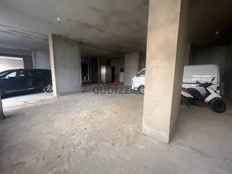 Large warehouse for sale in sakiet al-janzeerمستودع كبير للبيع في ساقي 4