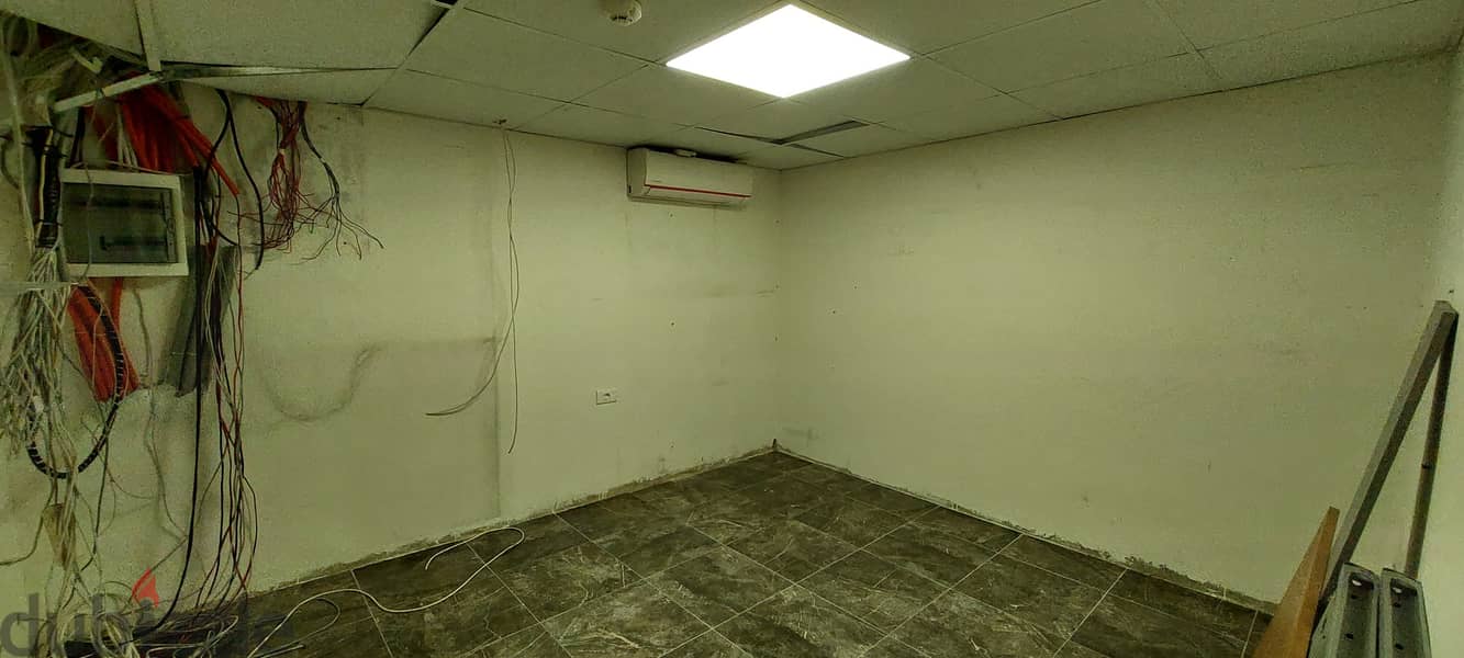 Office for rent in Furn El Chebbak مكتب  للإيجار في فرن الشباك 3