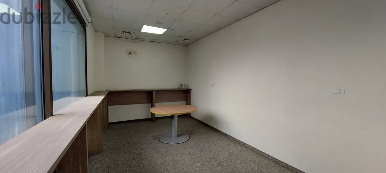 Office for rent in Furn El Chebbak مكتب  للإيجار في فرن الشباك 4