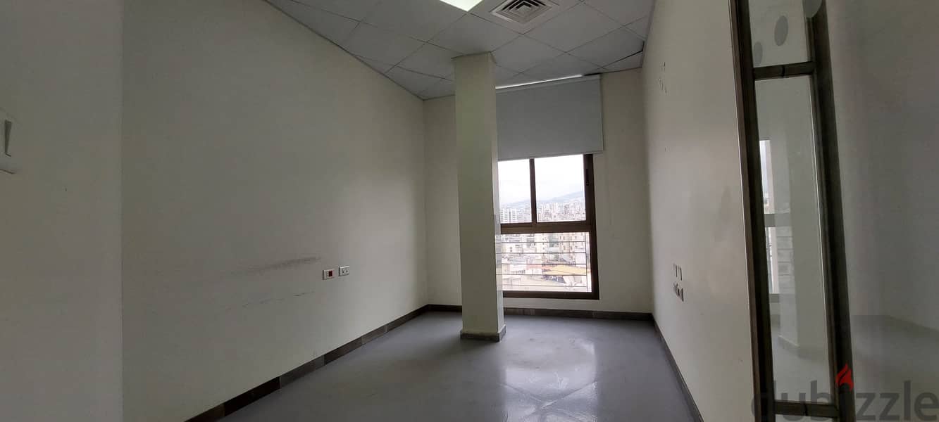 Office for rent in Furn El Chebbak مكتب  للإيجار في فرن الشباك 7